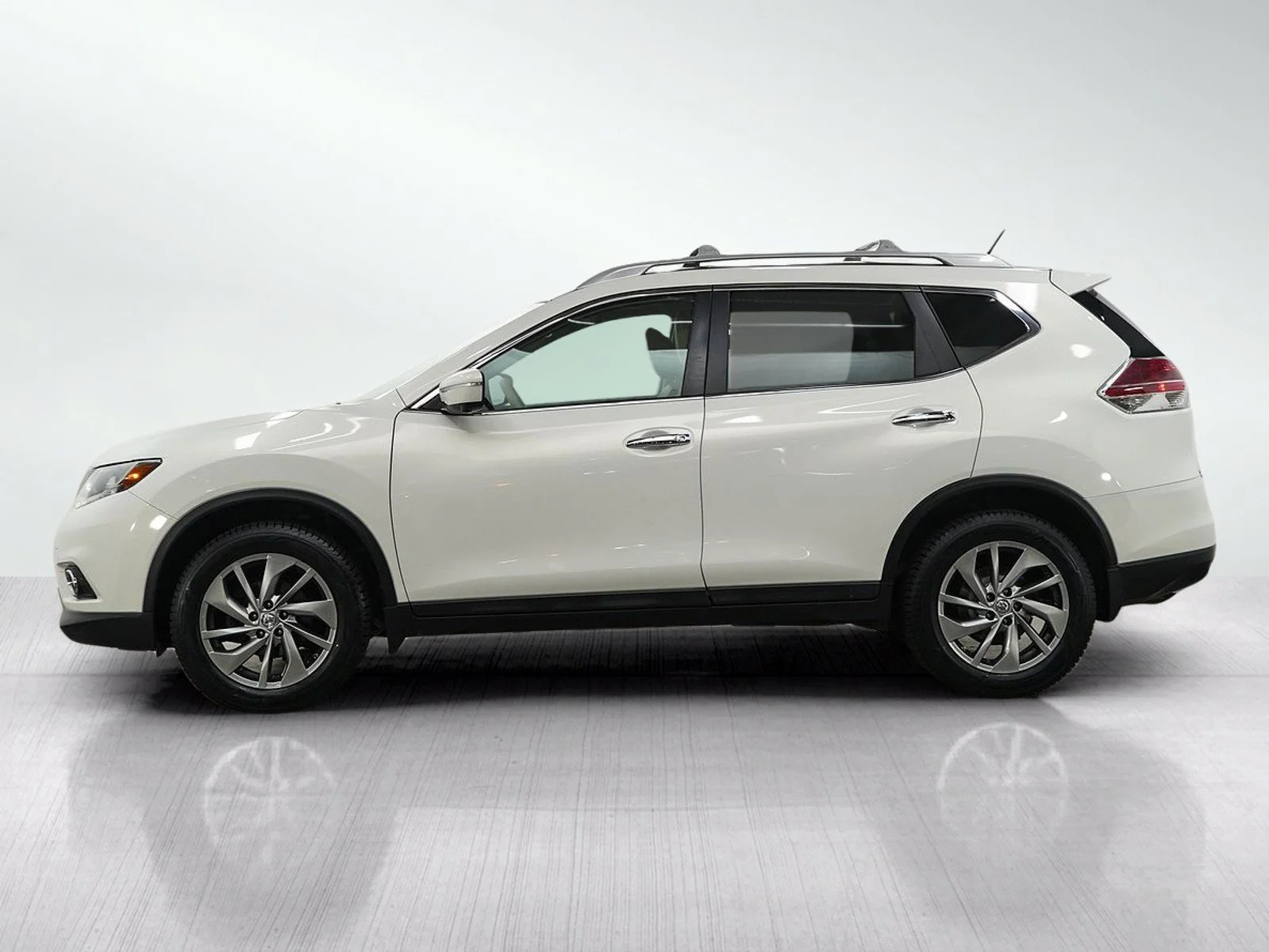 Used 2014 Nissan Rogue SL with VIN 5N1AT2MV6EC842372 for sale in Burnsville, Minnesota