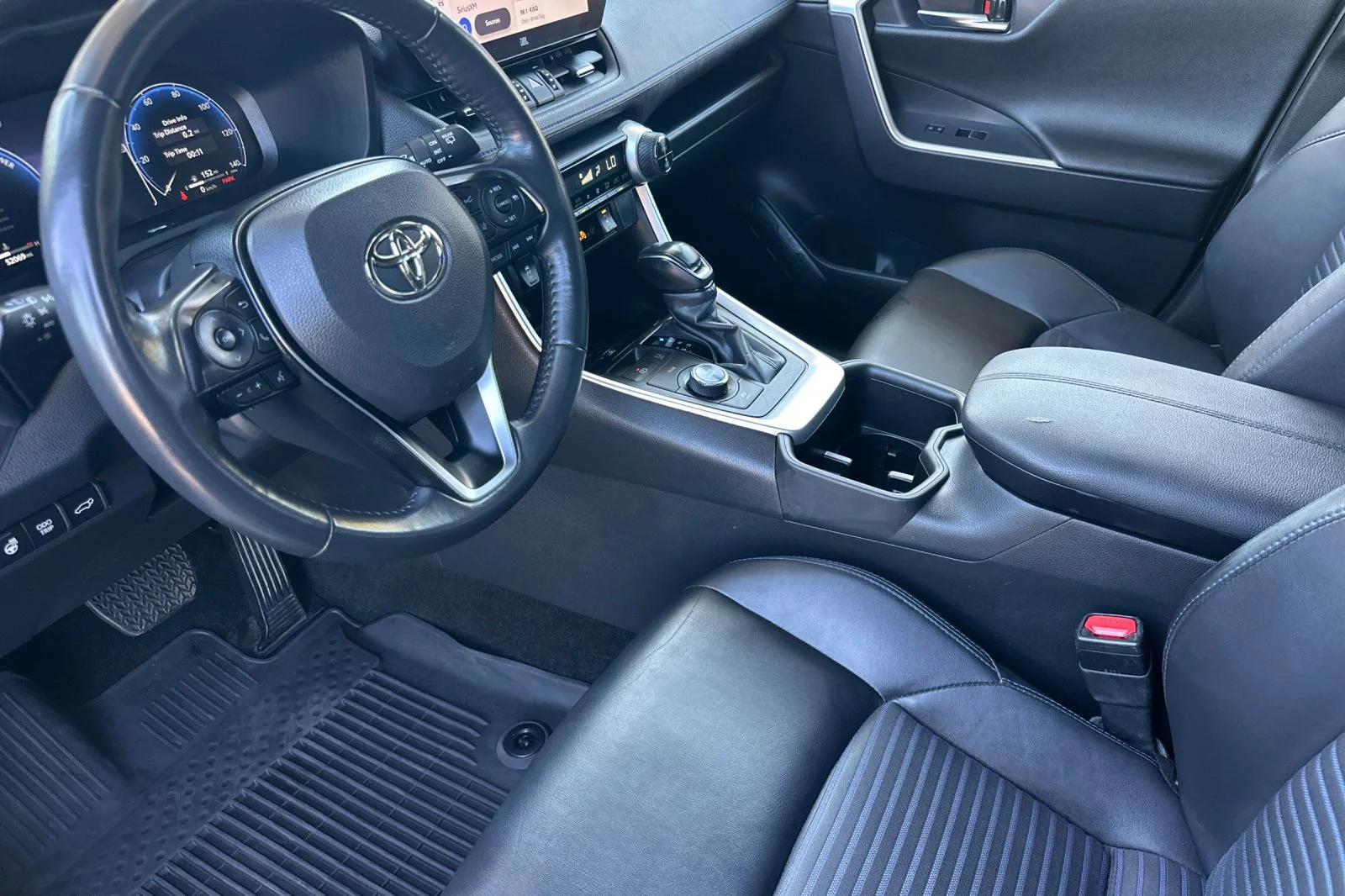 2025 Toyota RAV4 XSE - Photo 18