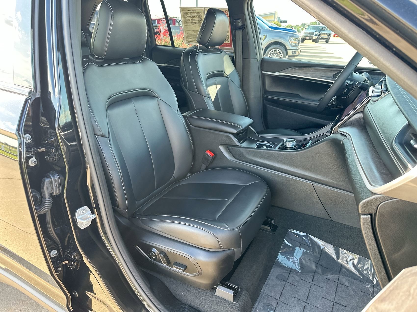 Used 2025 Diamond Black Crystal Pearlcoat Jeep Limited image 25