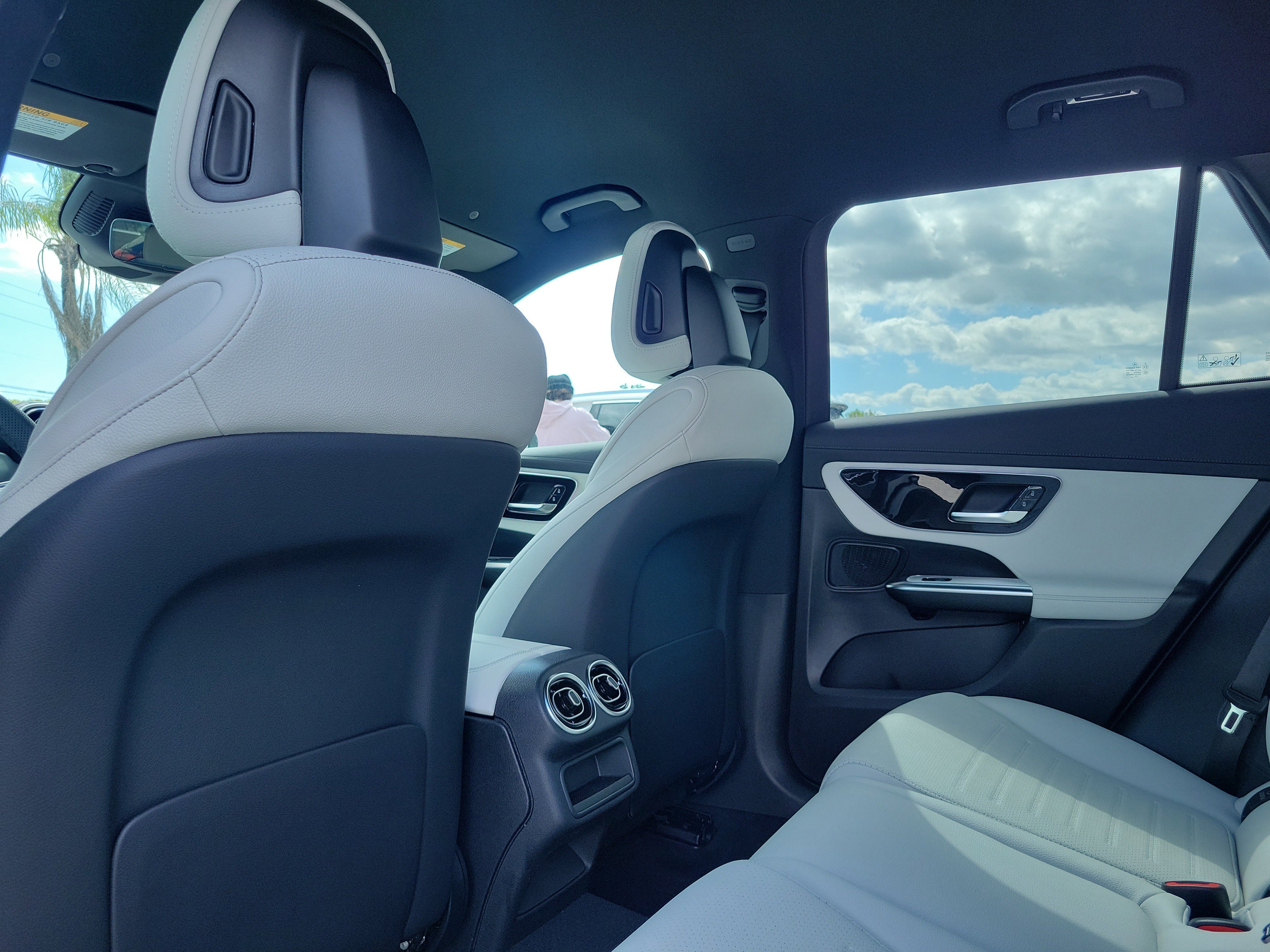 New 2026 Polar White Mercedes-Benz GLC 300 image 43