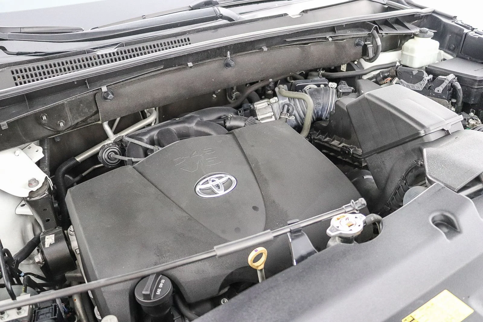 Used 2018 White Toyota XLE image 24