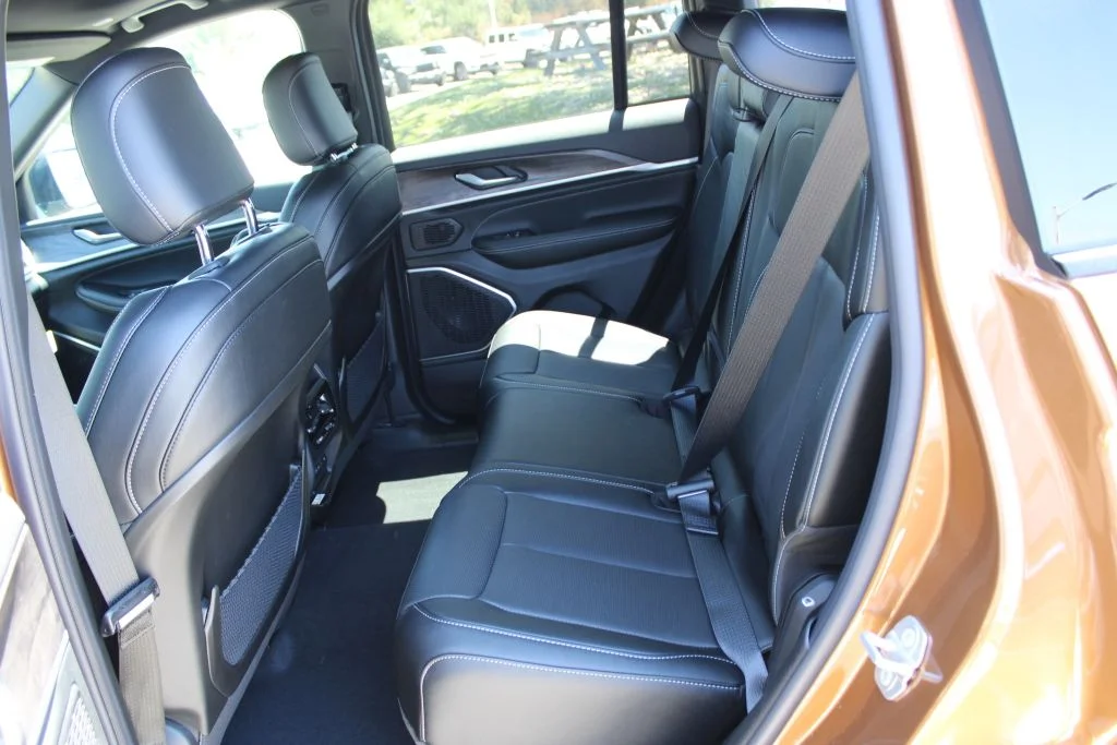 New 2026 Copper Shino Metallic Clear-Coat Exterior Paint Jeep Limited Reserve image 14