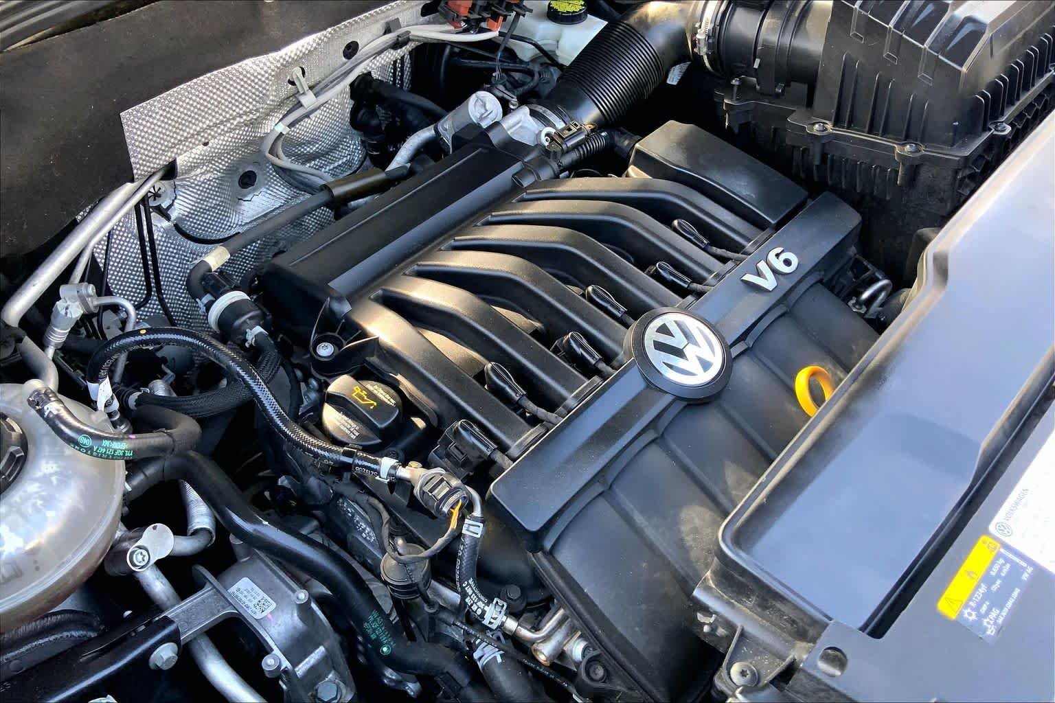 Used 2023 Deep Black Pearl Volkswagen 3.6L V6 SE w/Technology image 33
