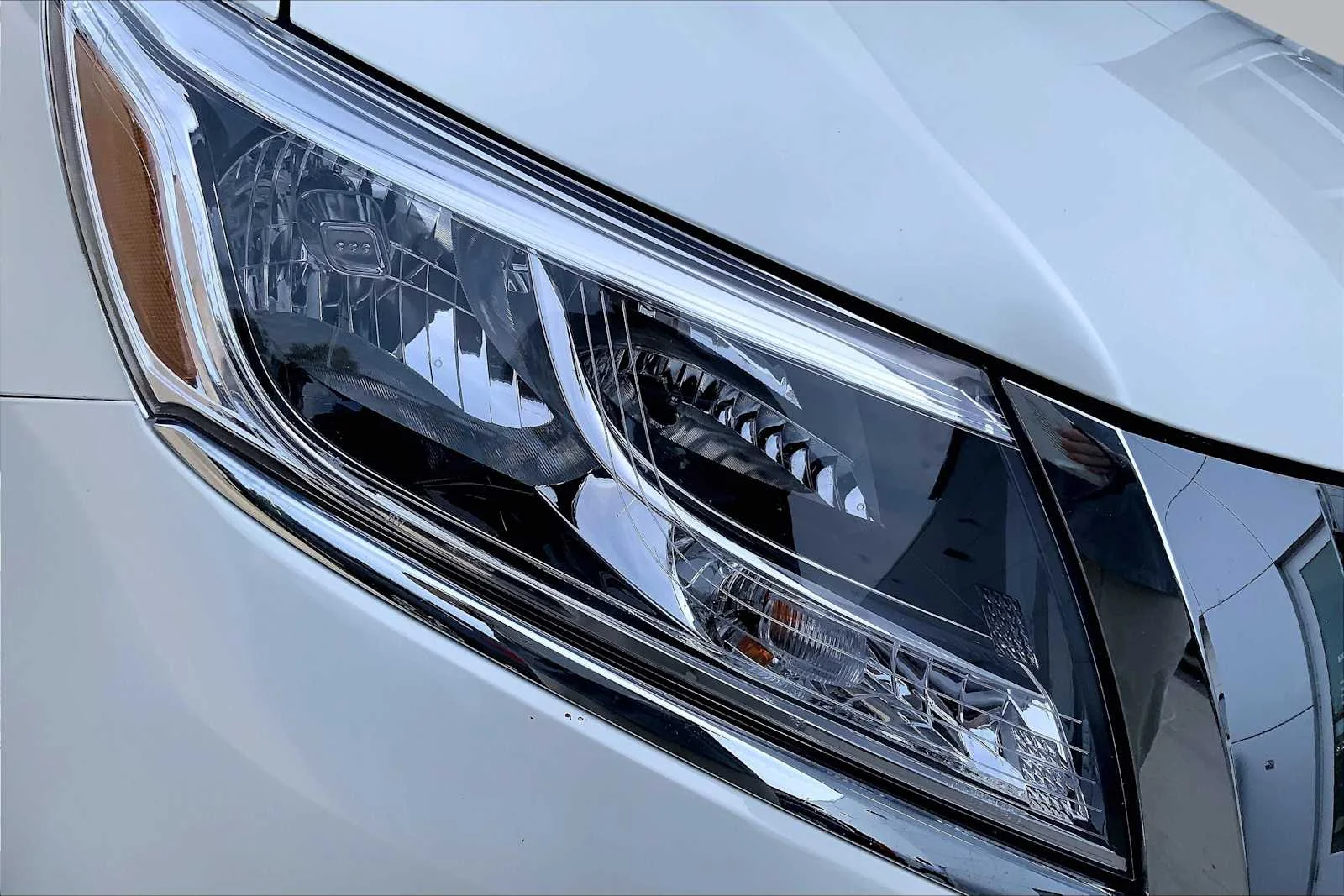 Used 2016 Pearl White Nissan SL image 26