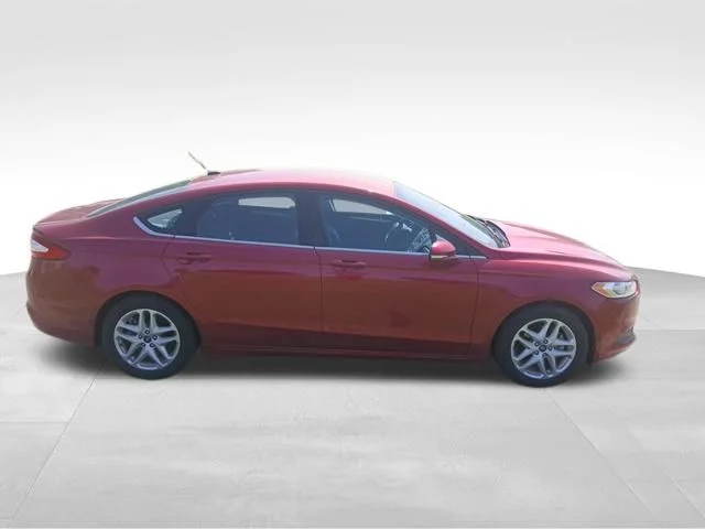 Used 2014 Red Ford SE image 2