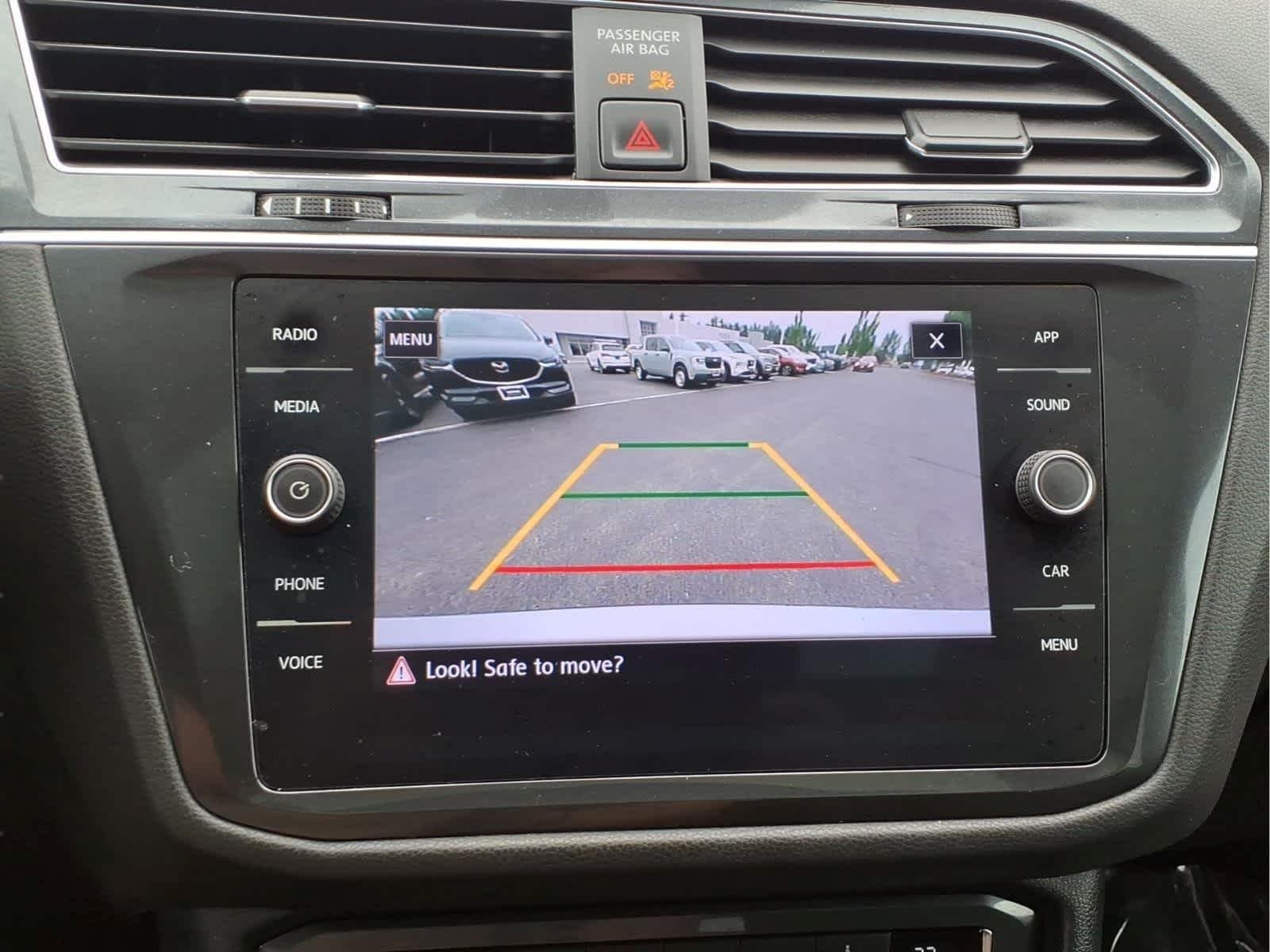 Used 2019 Pyrite Silver Metallic Volkswagen SE image 23