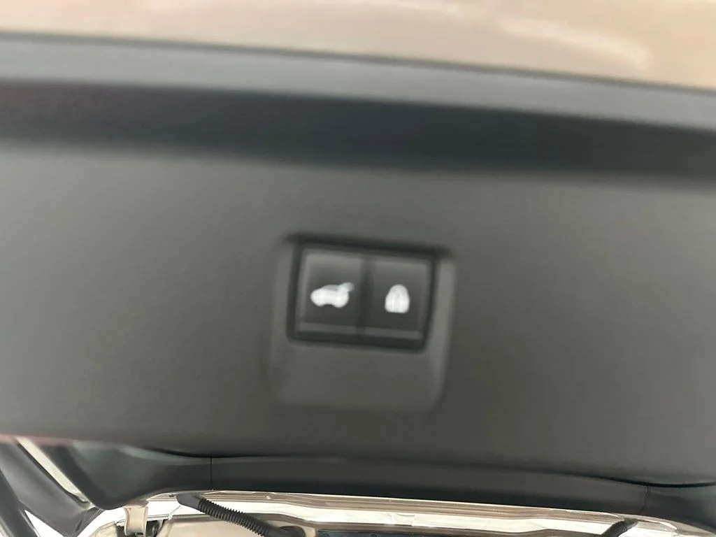 Used 2023 Silver INFINITI LUXE image 31