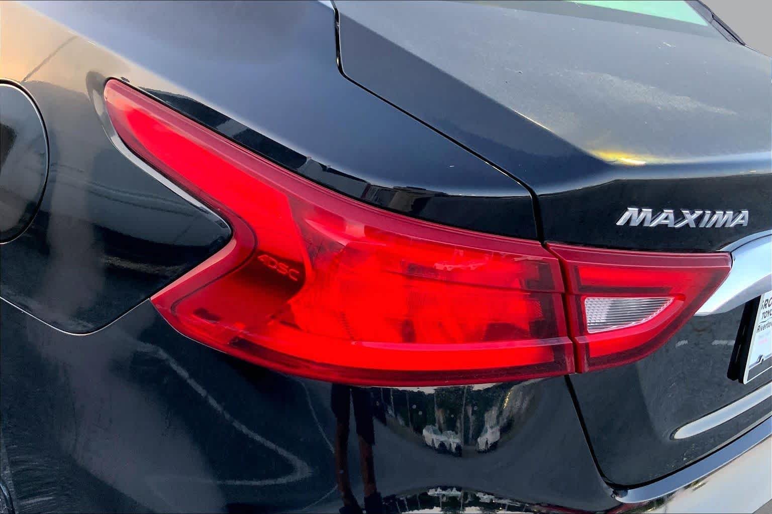Used 2017 Super Black Nissan Platinum image 26