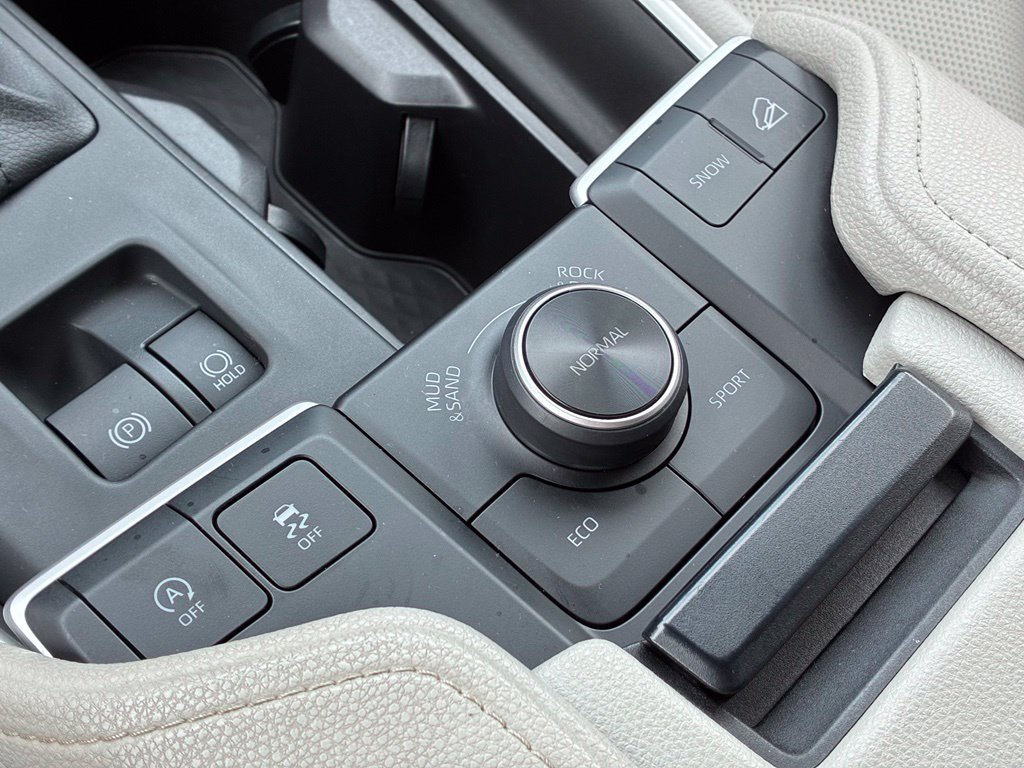 Used 2025 White Toyota Platinum image 29