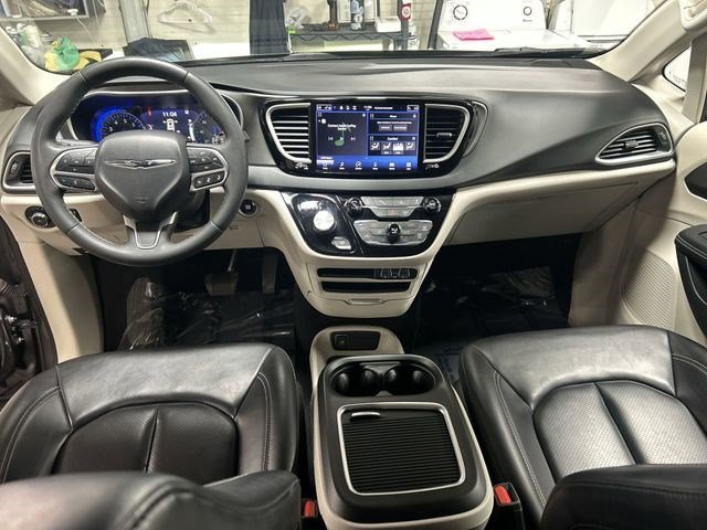 Used 2023 Granite Crystal Metallic Clearcoat Chrysler Touring L image 20