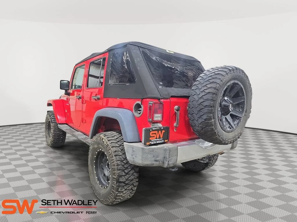 Used 2015 Red Jeep Sahara image 5