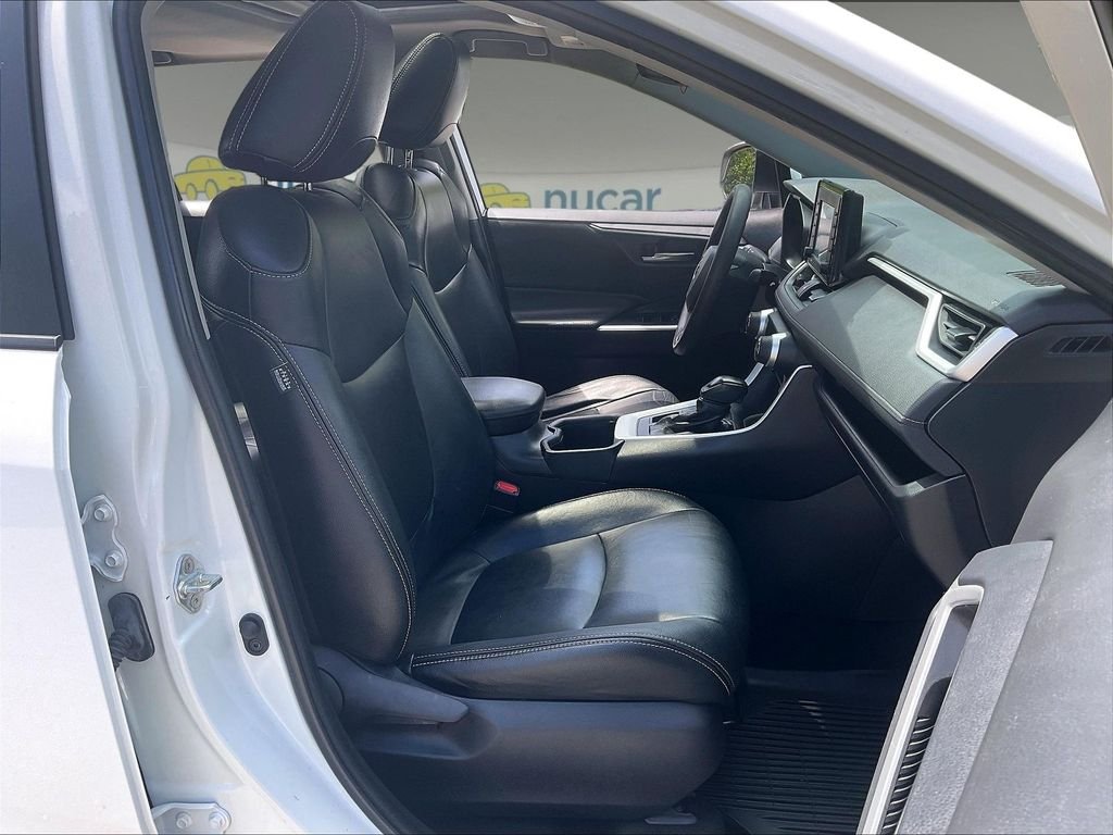 Used 2022 White Toyota XLE image 11