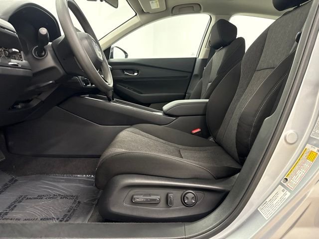 Certified Used 2025 Solar Silver Metallic Honda SE image 15