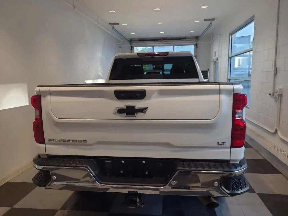 Used 2025 Summit White Chevrolet LT image 4