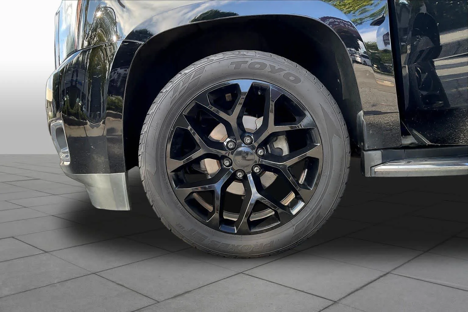 Used 2018 Onyx Black GMC SLE image 9