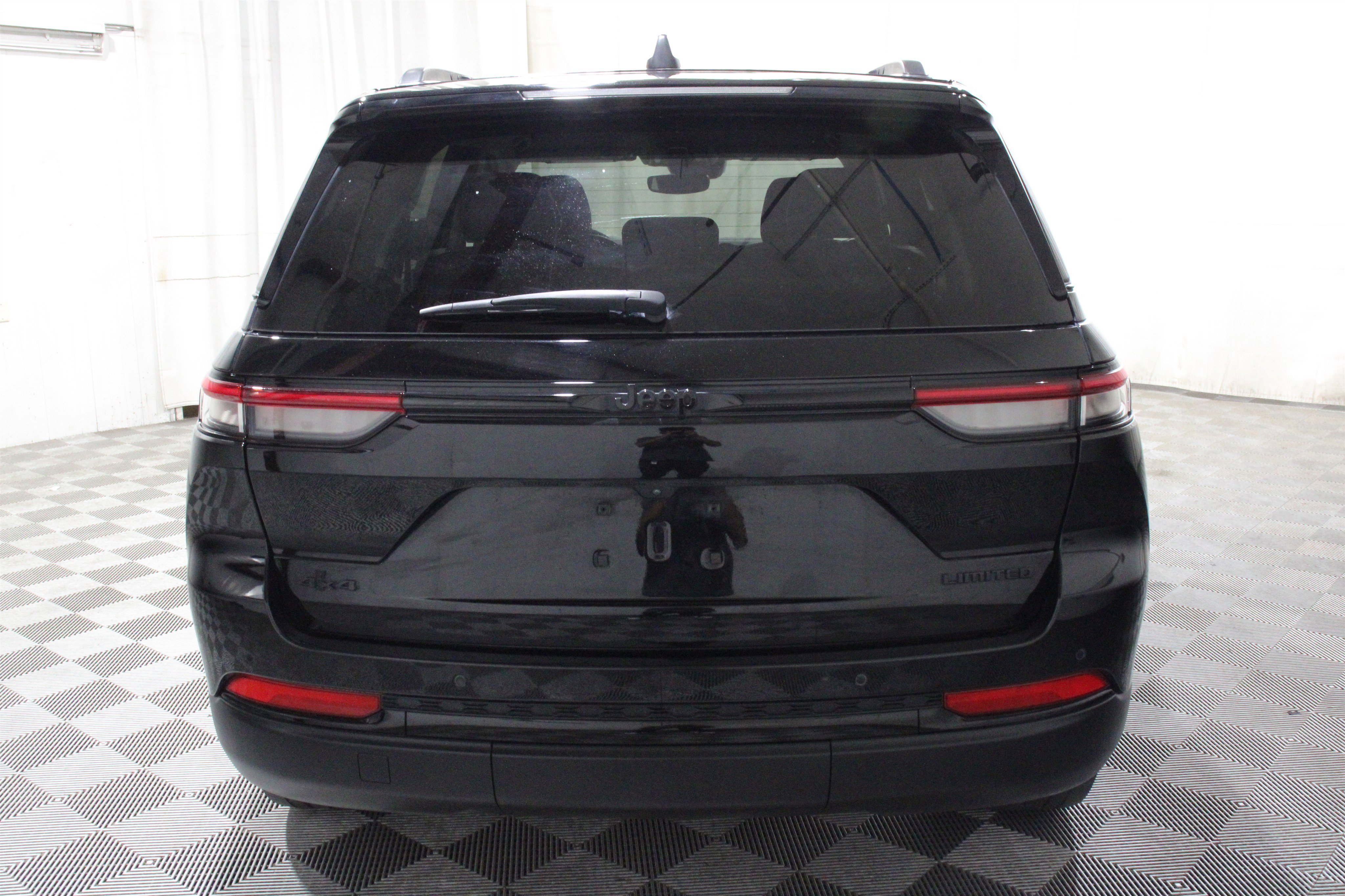 Used 2023 Diamond Black Crystal Pearlcoat Jeep Limited image 33