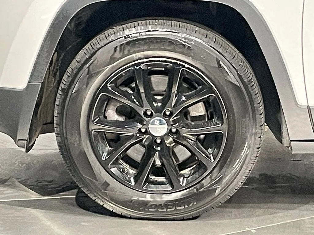 Used 2017 White Jeep Latitude image 16