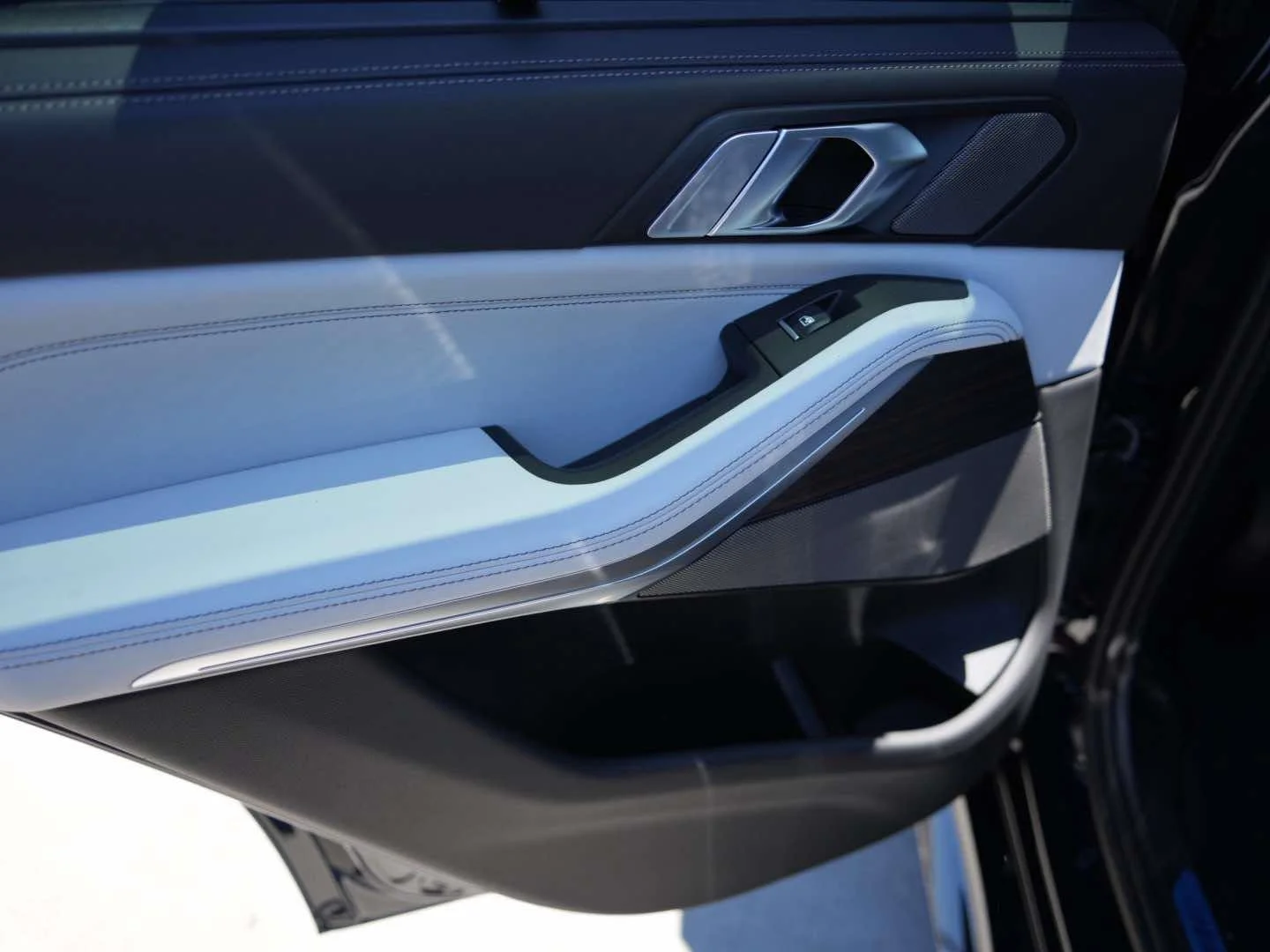 New 2026 Carbon Black Metallic BMW sDrive40i image 8