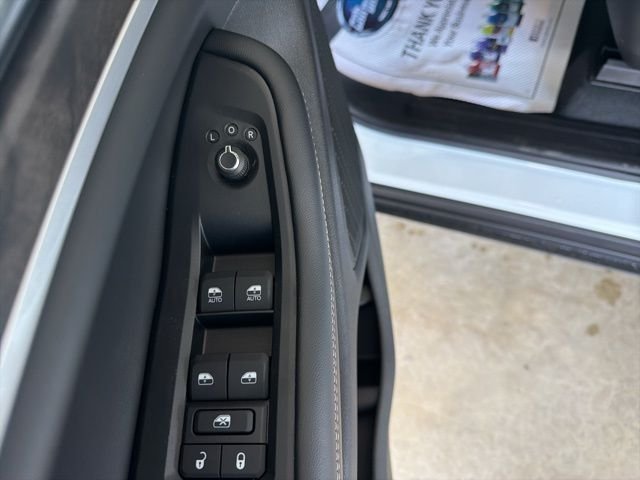 New 2026 Bright White Clear-Coat Exterior Paint Jeep Altitude image 12