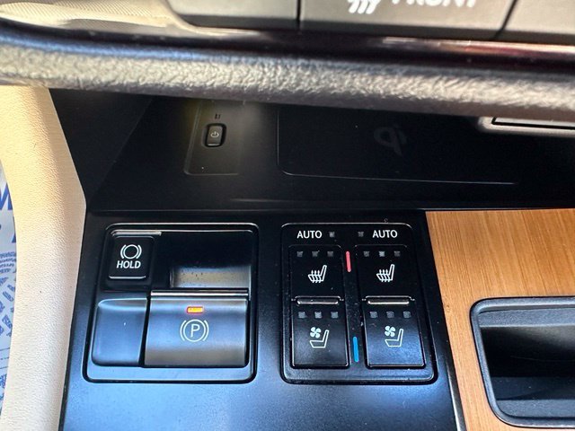 Used 2022 White Lexus 450h image 33