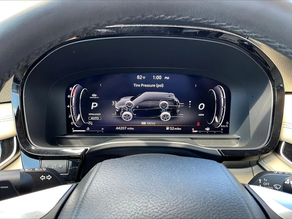 Used 2023 White INFINITI LUXE image 15