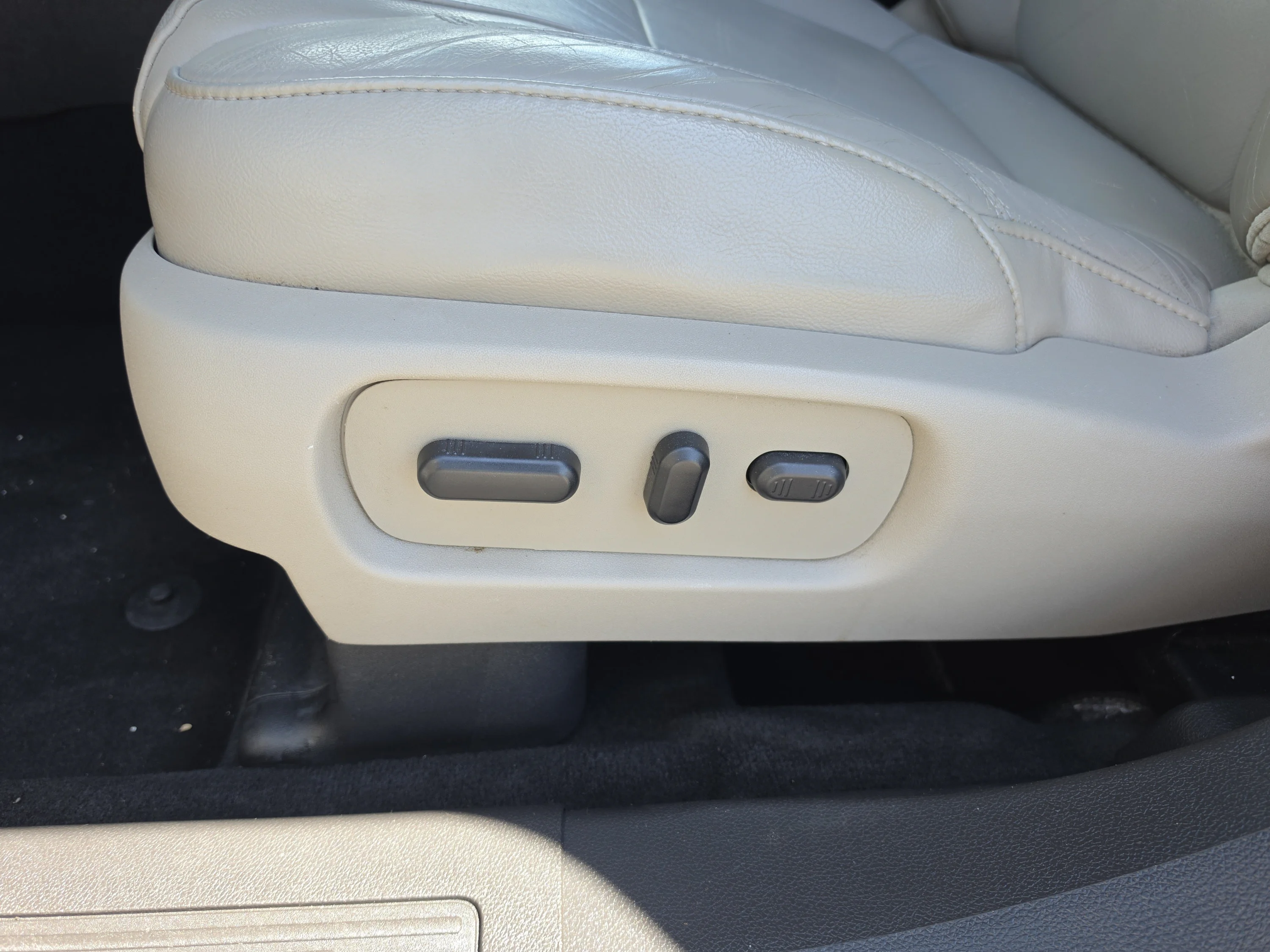 Used 2013 Ingot Silver Ford XLT image 25