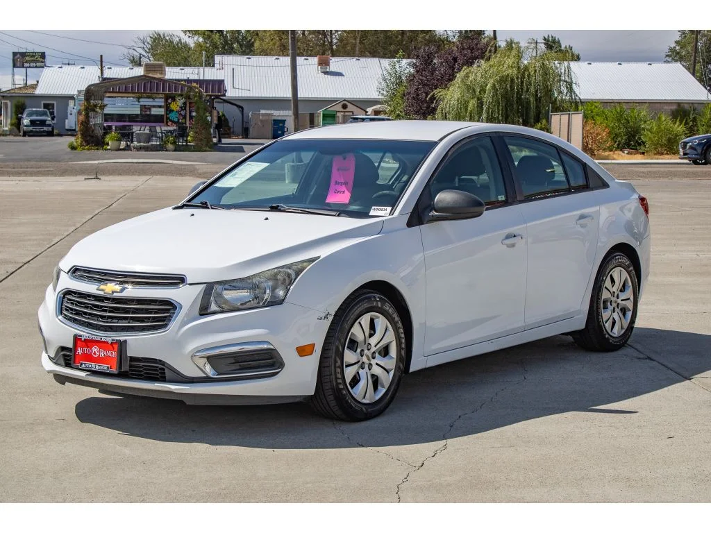 Used 2015 Summit White Chevrolet LS image 4