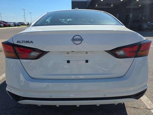 Used 2025 White Nissan 2.5 SV image 4
