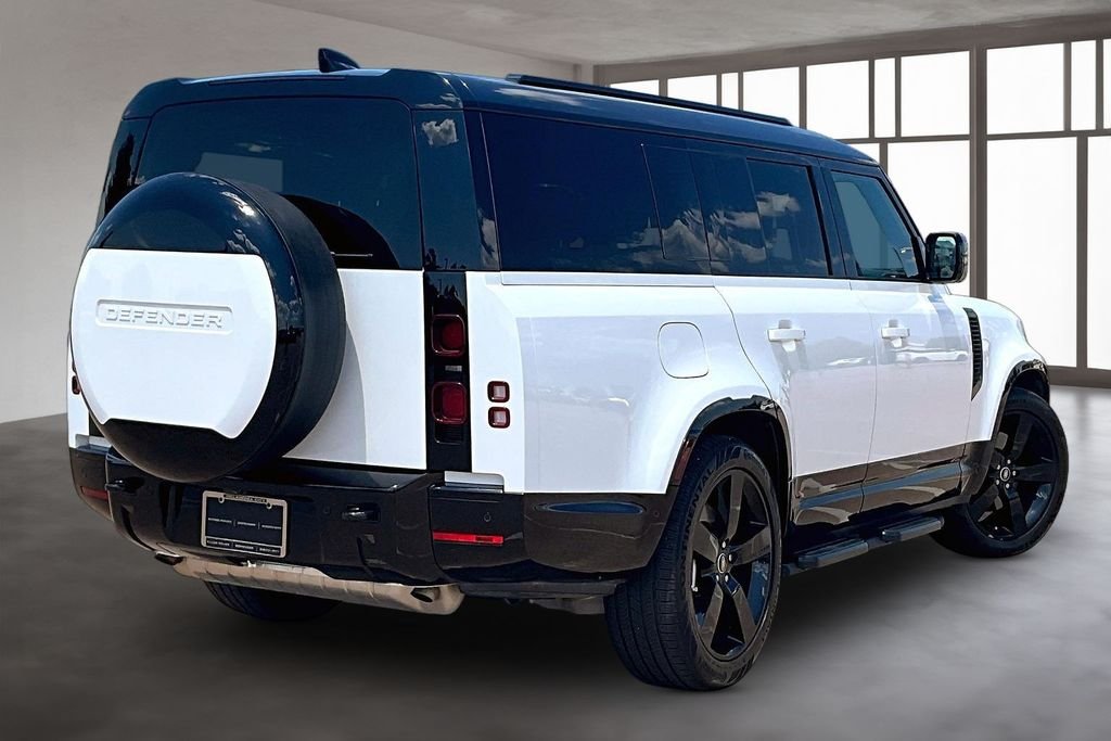 Used 2025 Fuji White Land Rover X-Dynamic SE image 2