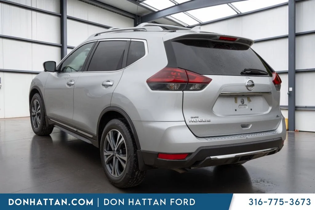 Used 2018 Silver Nissan SL image 23