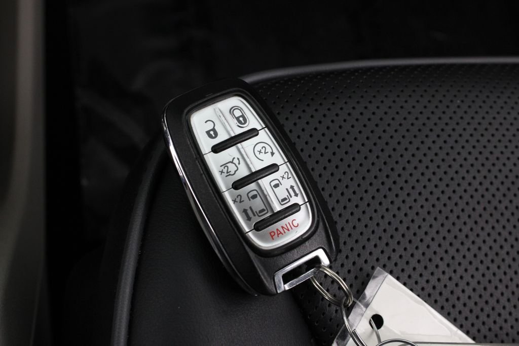 Used 2018 Gray Chrysler Limited image 29
