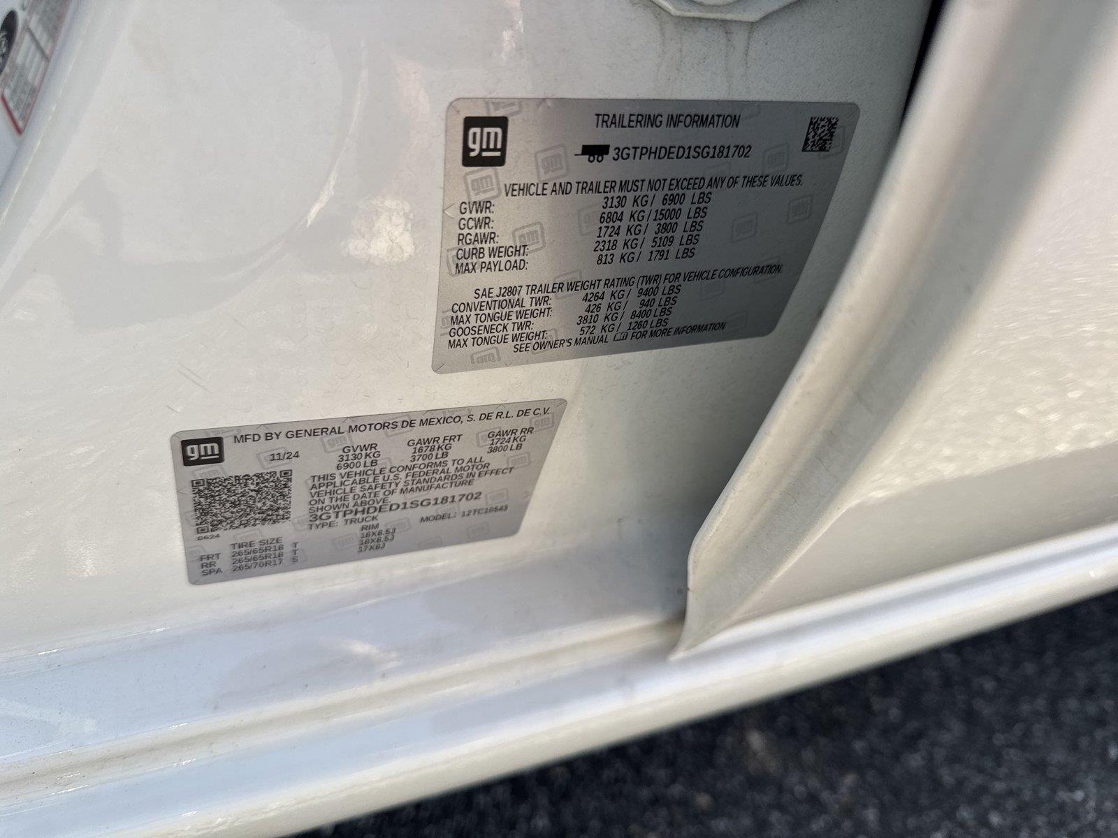 Used 2025 SUMMIT WHITE GMC SLT image 32