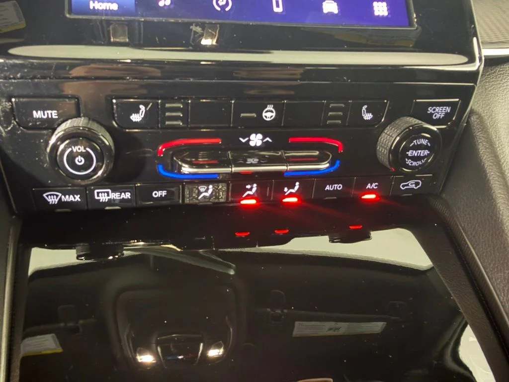 Used 2025 Diamond Black Jeep Altitude image 11
