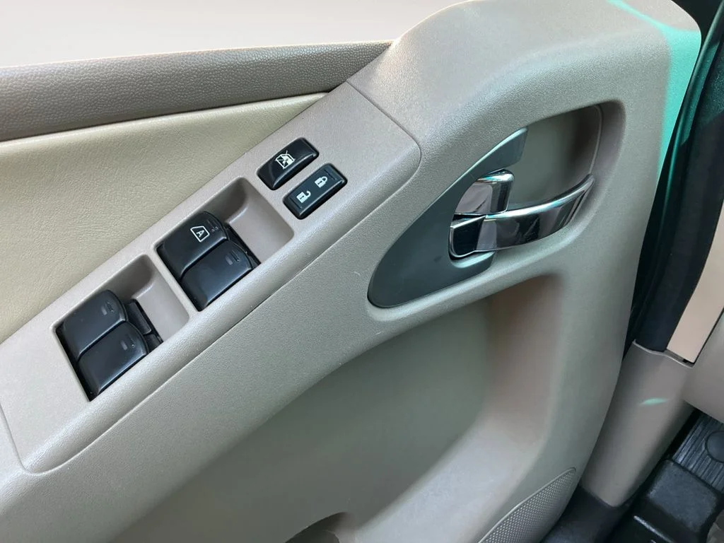 Used 2013 White Nissan SL image 10