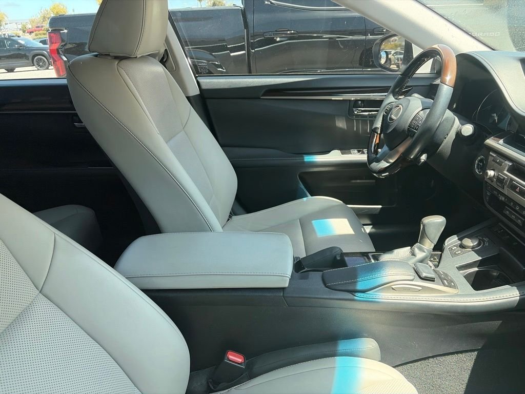 Used 2018 White Pearl Lexus 300h image 11