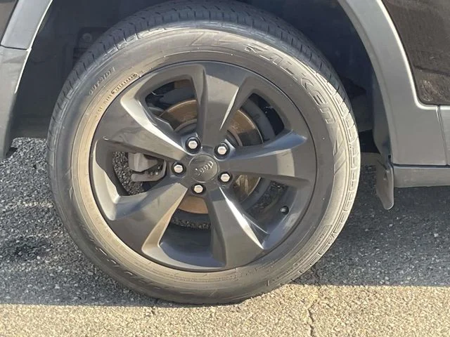 Certified Used 2019 Diamond Black Jeep Latitude Plus image 9
