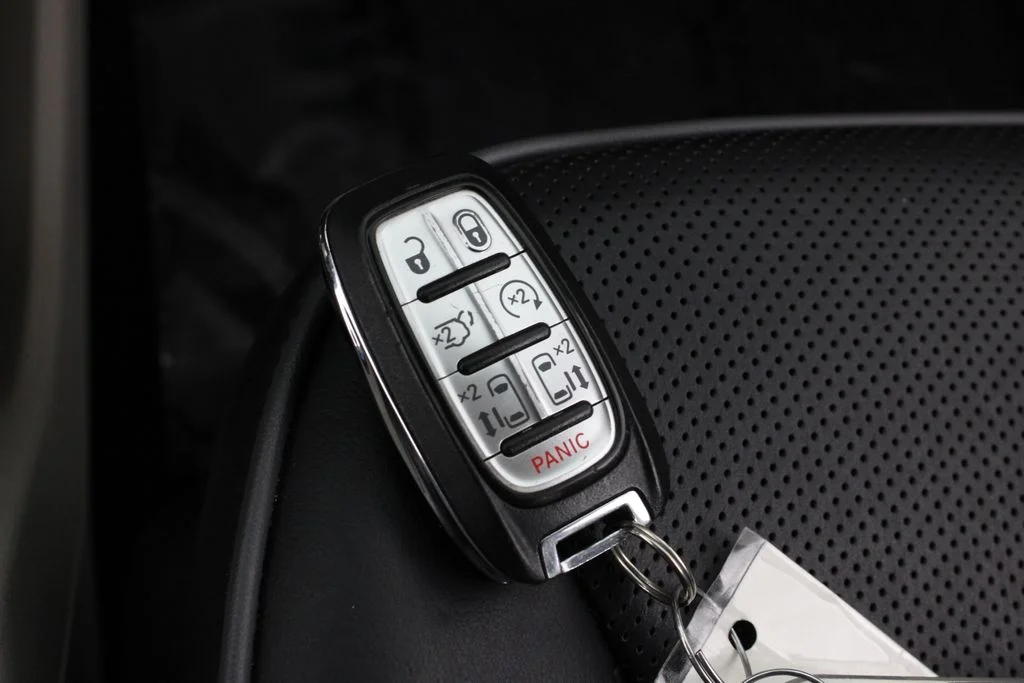 Used 2018 Gray Chrysler Limited image 29