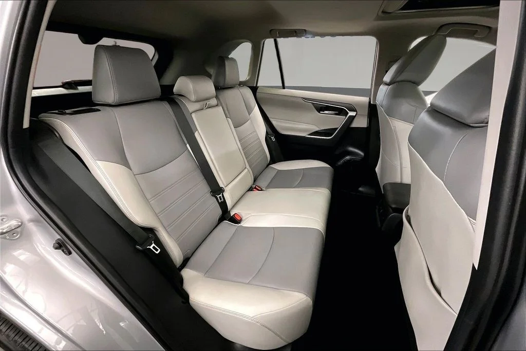 Used 2019 Silver Toyota XLE Premium image 31