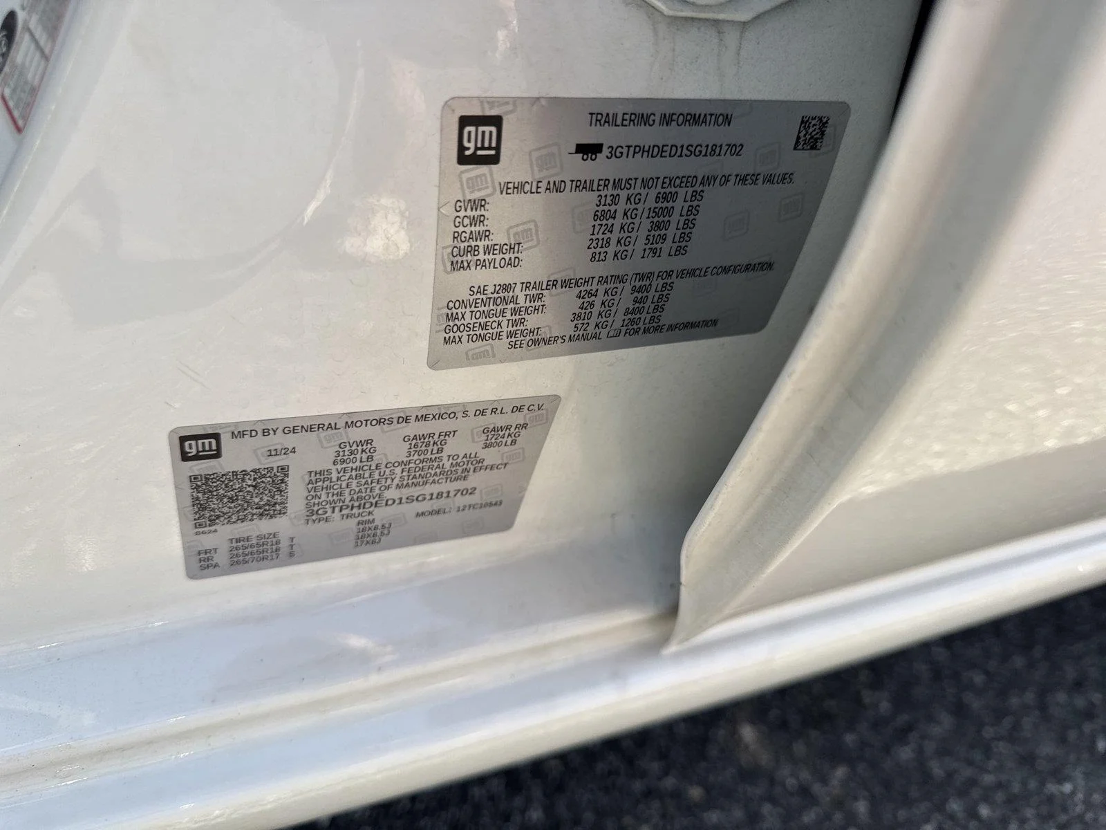 Used 2025 SUMMIT WHITE GMC SLT image 32
