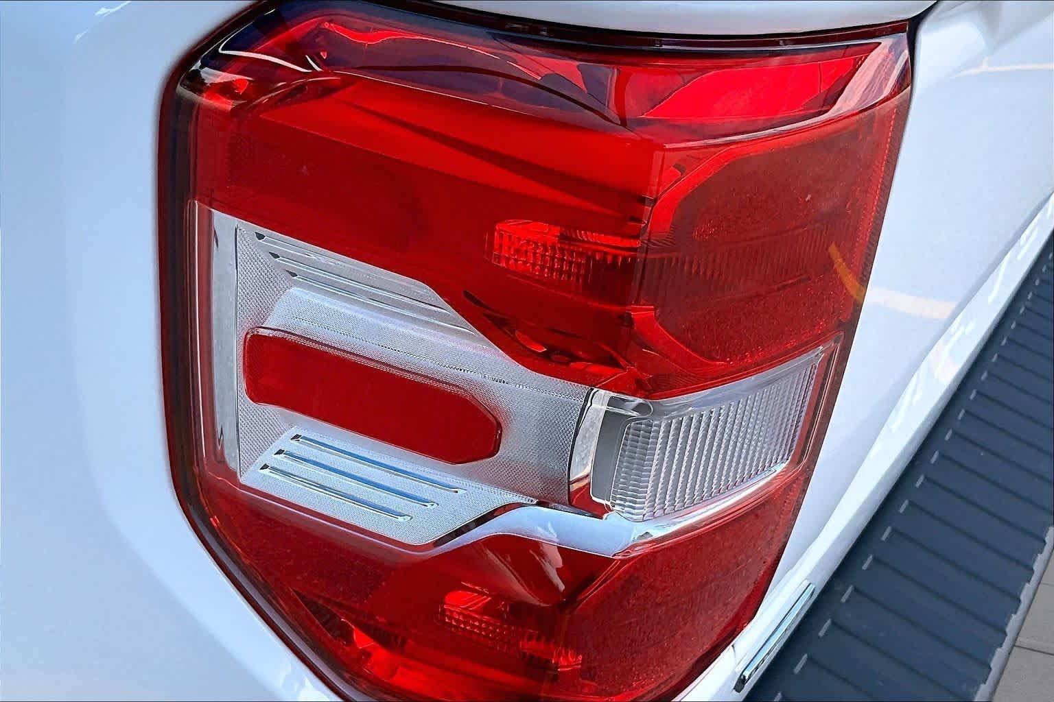 Used 2024 Oxford White Ford XL image 29
