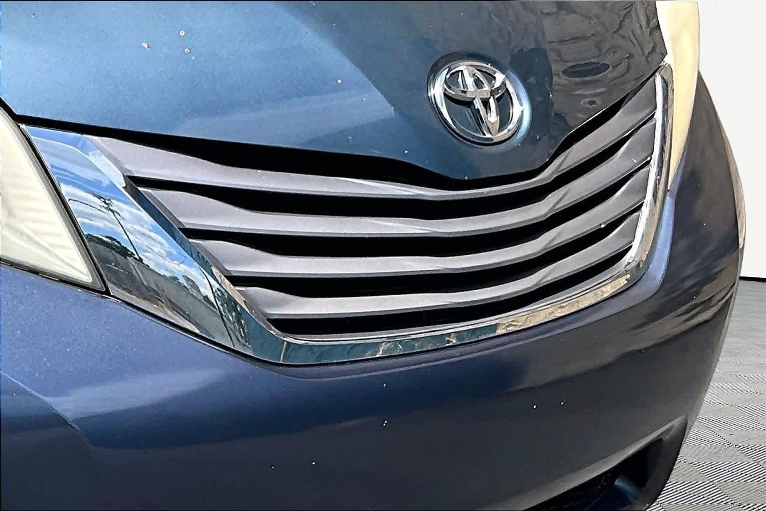Used 2015 Shoreline Blue Pearl Toyota XLE image 30