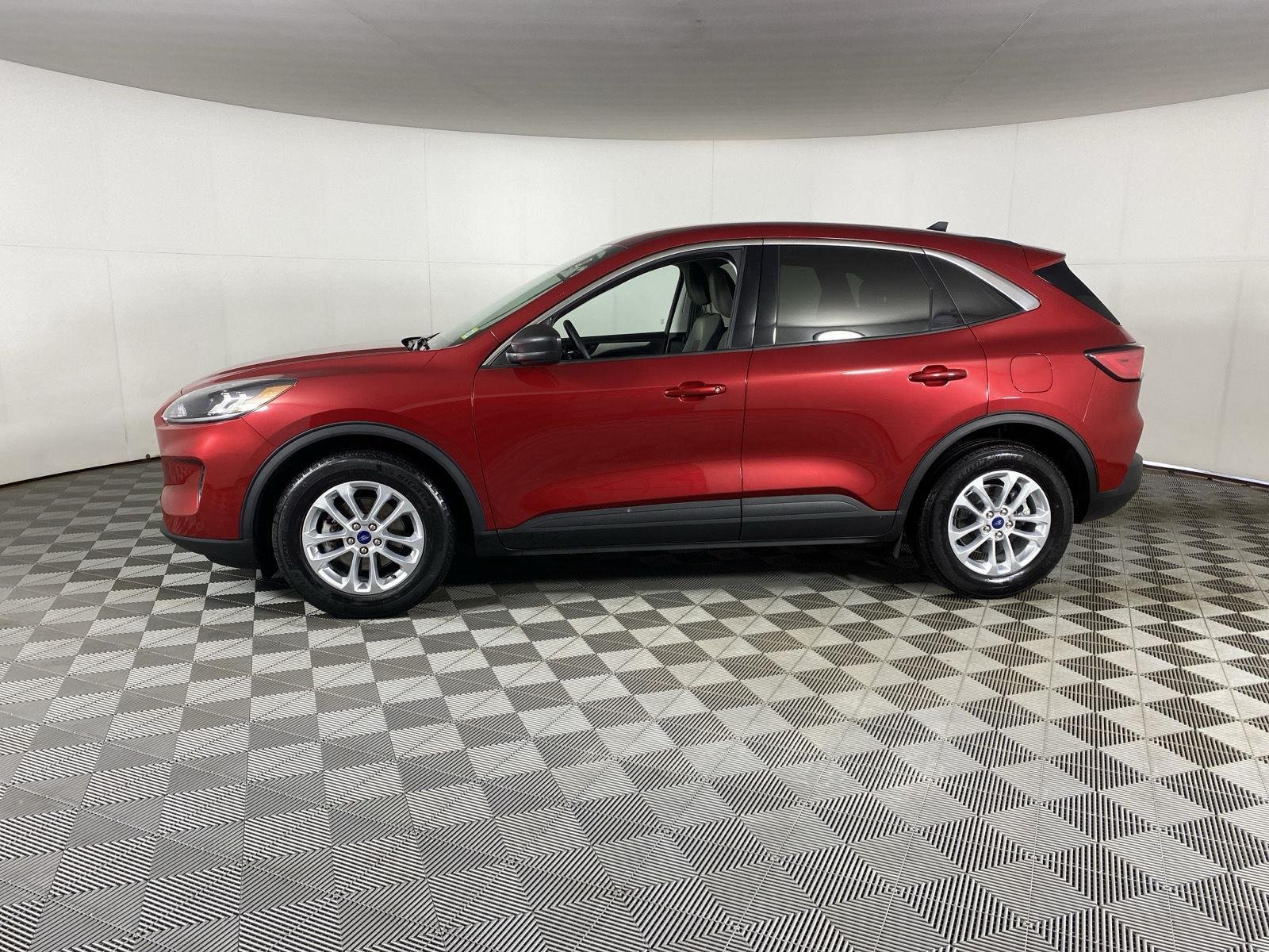 Used 2022 Rapid Red Metallic Tinted Clearcoat Ford SE image 19