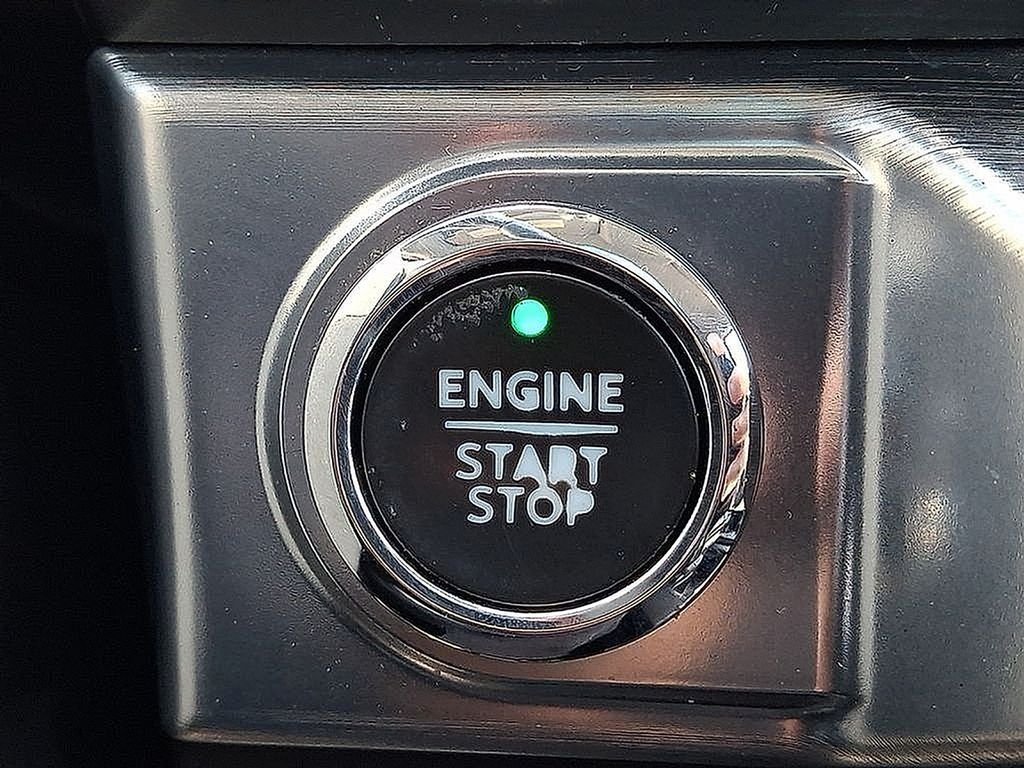 Used 2022 Black Metallic Ford Lariat image 25