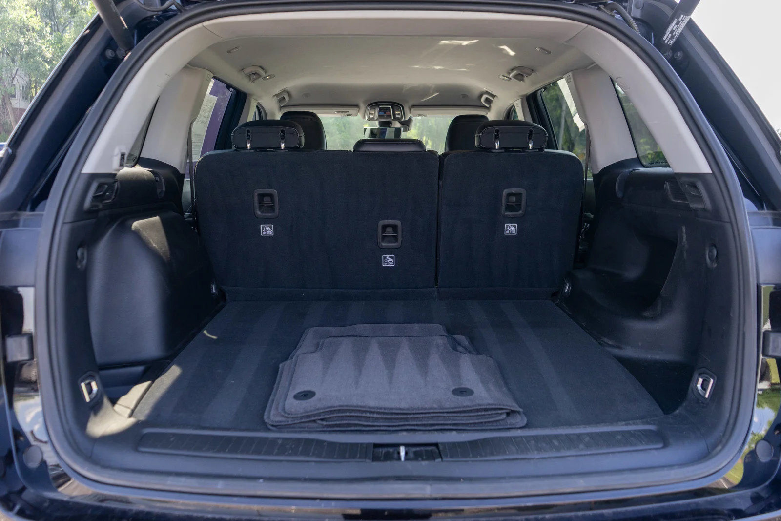 Used 2023 Diamond Black Crystal Pearlcoat Jeep Limited image 9