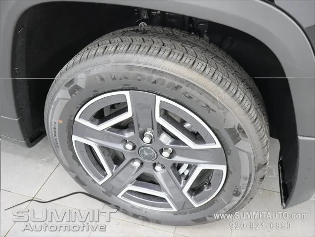 New 2026 Diamond Black Crystal Pearl-Coat Exterior Paint Jeep Limited image 3