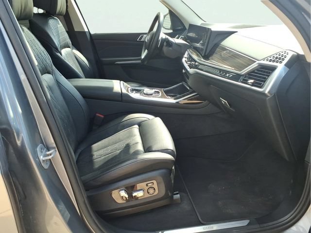 Used 2025  BMW xDrive40i image 24