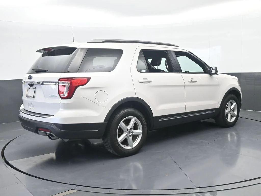 Used 2018 White Platinum Clearcoat Metallic Ford XLT image 5