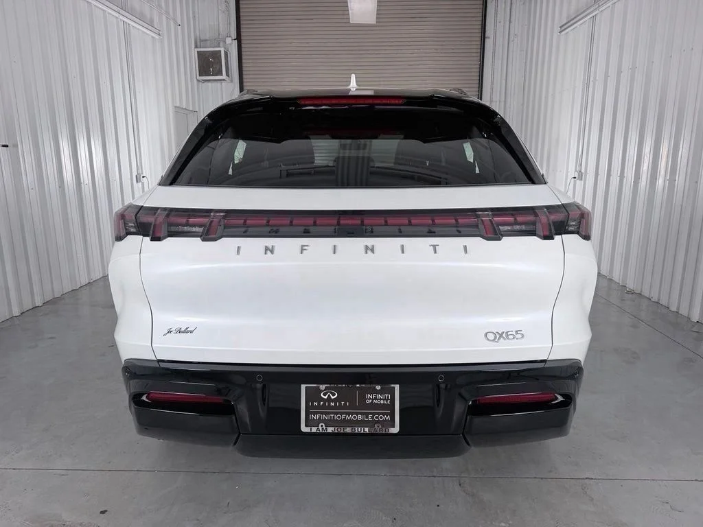 New 2027 RADIANT WHITE INFINITI Luxe AWD image 6