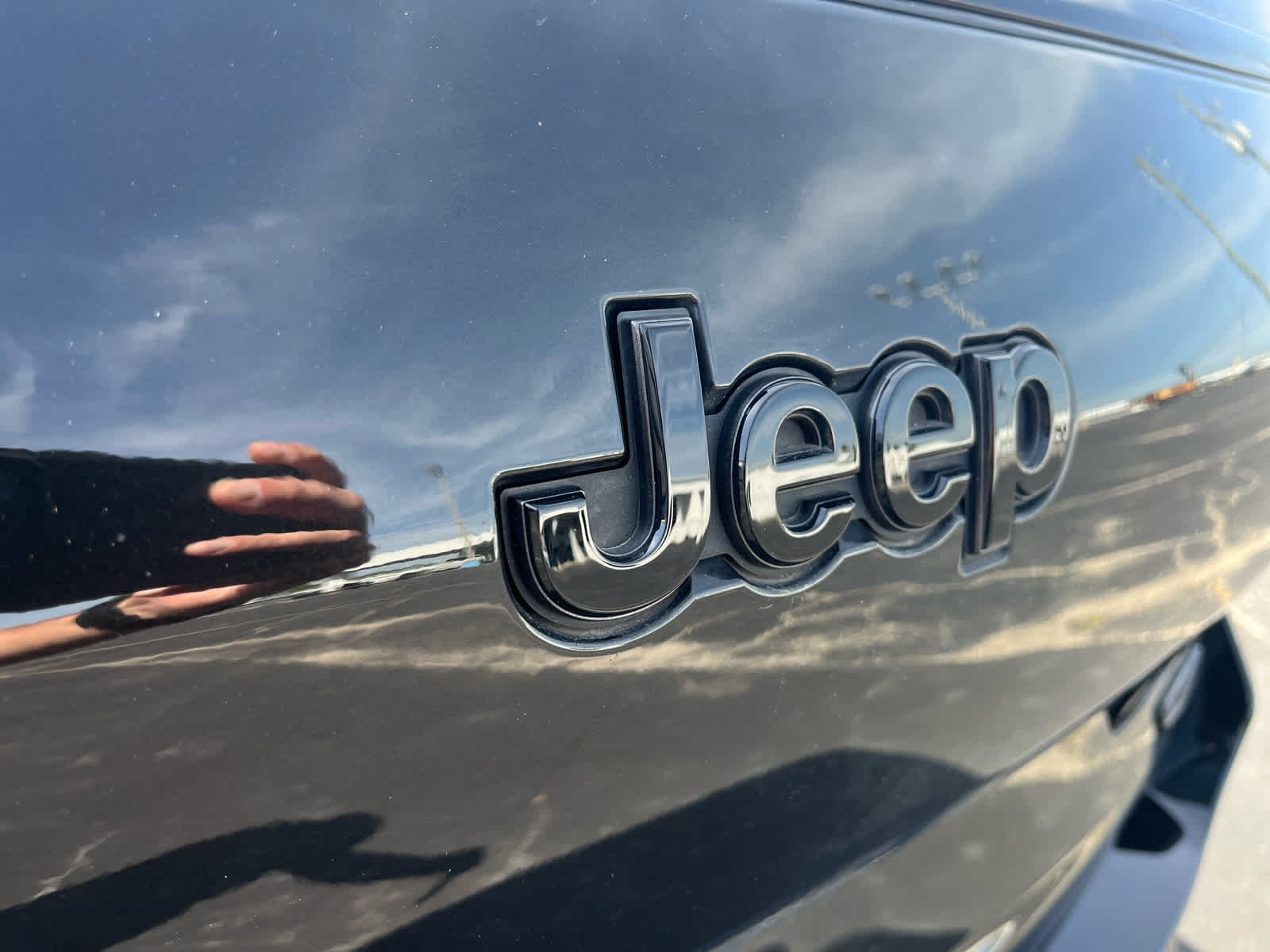 Used 2023 Rocky Mountain Pearlcoat Jeep Summit Reserve image 4