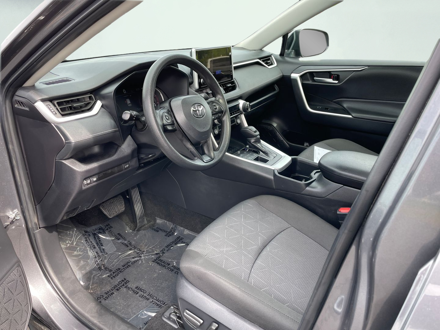 2025 Toyota RAV4 XLE - Photo 11